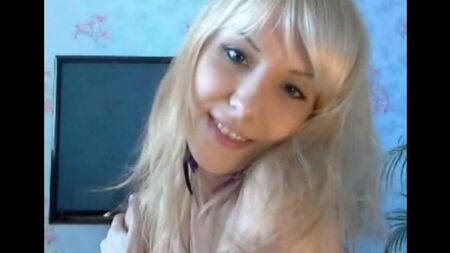 Blonde streichelt ihre Finger mit ihrer Muschi