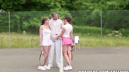 Sexfreunde mit einem reichen Onkel auf einem Tennisplatz