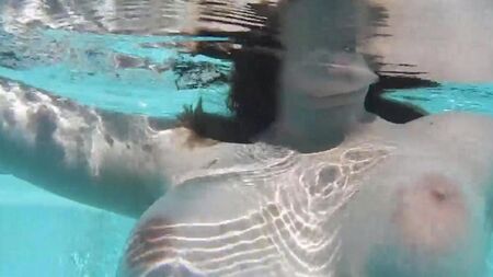 Masturbiert einen Dildo im Pool