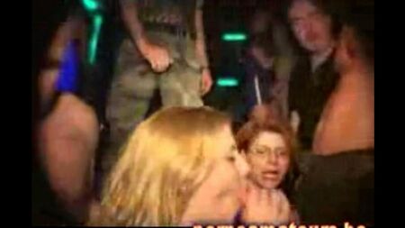 Schleuste Küken ruhen im Club aus