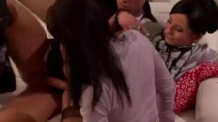 Die Sekretärin hob ihren Rock und senkte ihr Höschen auf eine rasierte Muschi