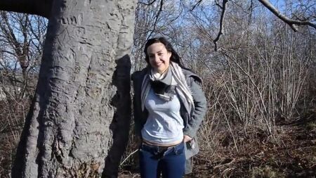 Einen Fremden für einen Blowjob im Wald erweitert