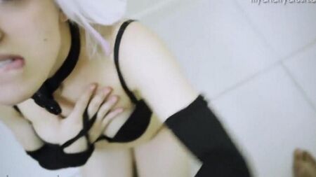 Blonde schaut sich das Endmitglied eines Mannes an