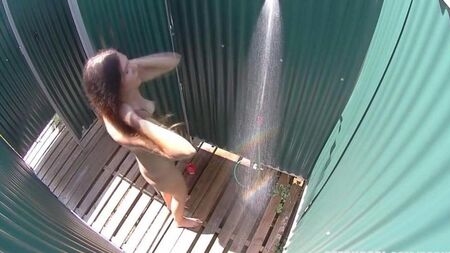 Versteckte Kamera in der Dusche von Camille
