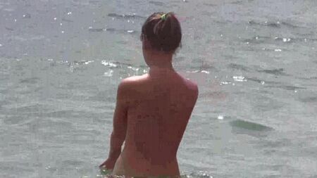 Nackte Nudisten am Strand