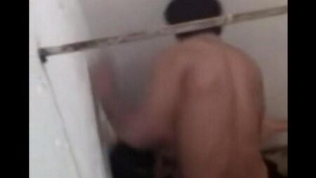 Sex in der Kabine eines Nachtclubs auf einer versteckten Kamera