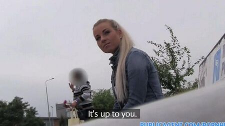 Nahm ein Mädchen auf der Straße und habe im Auto gefickt