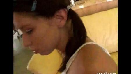 Bruder hat seine Schwester in Anus hart gefickt