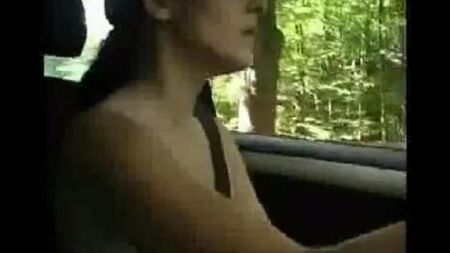 Nackte Frau fährt ein Auto