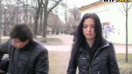 Russische Pickupers scheiden sich von einem Mädchen für Sex in einer Café -Toilette scheiden