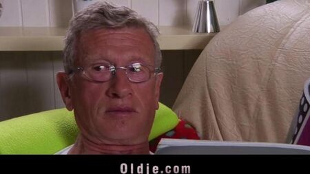 Sie ist begeistert von alten Männern