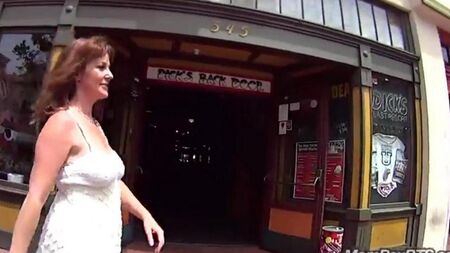 Der Reife zeigte Brüste auf der Straße und machte einen Blowjob