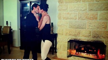 Sex in der Nähe eines flammenden Kamins haben