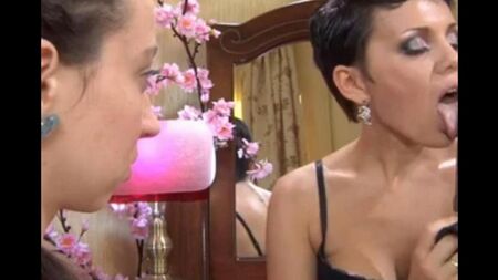Mama lehrt eine russische Tochter im Inzest, einen Blowjob zu machen