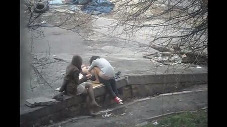 Der Typ fotografierte Sex auf der Straße