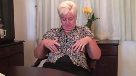 Die alte Frau zieht sich vor der Kamera aus und nimmt einen Dildo heraus