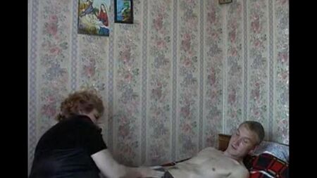 Inzest der alten Mutter und des alten Sohnes auf einer versteckten Kamera