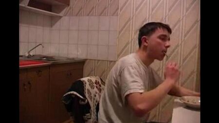 Vergewaltigte Mutter in der Küche, kühler als nur Inzest