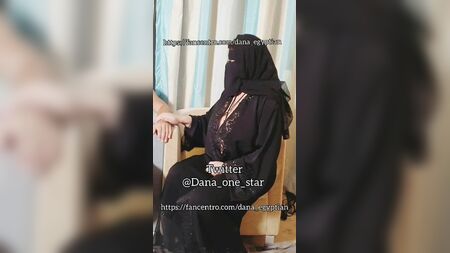 Dana, eine ägyptische Araberin und Muslimin mit großen Brüsten