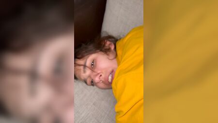 Ich habe eine schlanke Teenagerin auf meinem Sofa im Doggystyle gefickt
