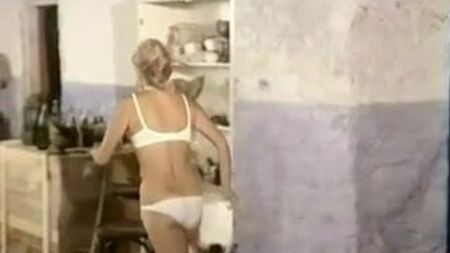 C. Alric in einem Film aus dem Jahr 1980 in einem weißen Satin-Bikinihöschen