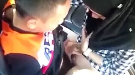 Malaiisch – Mädchen mit Tudung und kariertem Hemd