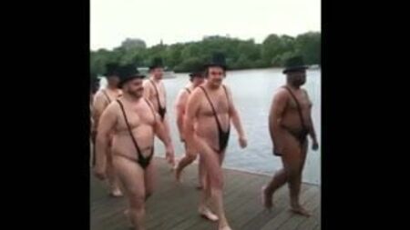 Ältere Männer in String-Badehosen