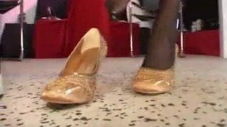 Lesbischer Schuhsalon – Mit Stöckelschuhen gefickt