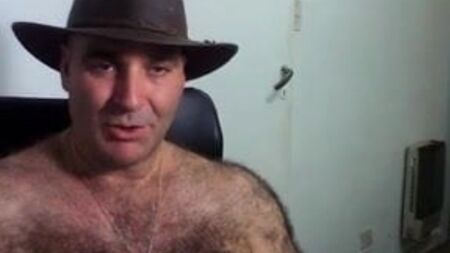 Behaarte Männer vor der Webcam