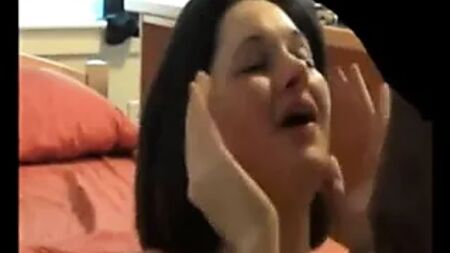Eine junge Jennifer-Lawrence-Doppelgängerin bittet um eine Sperma-Gesichtsbesamung