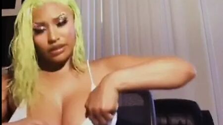 Nicki Minaj neckt dich mit ihren großen Brüsten