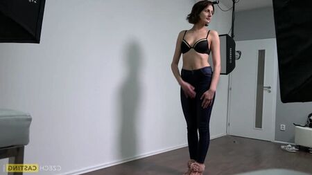 CzechCasting Zaneta – Squirt-Massaker auf einem weißen Sofa! – Czech Casting Couch CzechAV Vollbusige MILF Große Brüste Natürliches Model