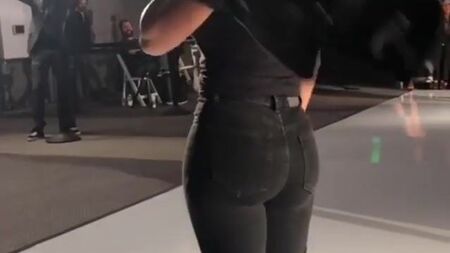 Ebony Meagan Good – eine atemberaubende Arsch-Show !!!!!