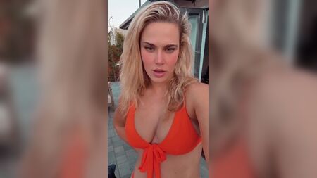 WWE – CJ Perry alias Lana im orangefarbenen Bikini