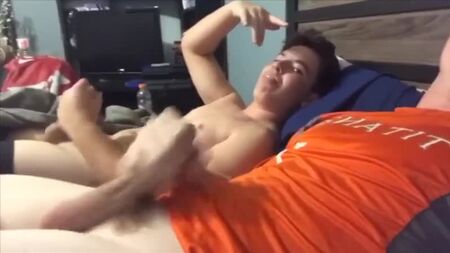 Heiße Teenager, die bei einer Übernachtungsparty nebeneinander masturbieren