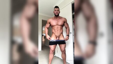 Der muskulöse australische Bodybuilder Nath Wyld neckt