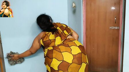 (Tamil Maid Ki Jabardast Chudai malik ke beta) Indische Haushälterin wird vom Sohn des Besitzers beim Hausputz gefickt – Sperma auf dem riesigen Hintern