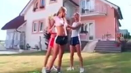 Mädchen in glänzenden Shorts und Sportschuhen von Adidas