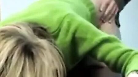 Mädchen im grünen Pullover fickt in einem Hotelzimmer