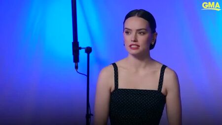 Daisy Ridley erzählt, wie sie auf Ausschnitte aus „Der Aufstieg Skywalkers“ reagiert hat, und verrät die neuesten Details