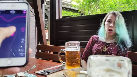 Fernsteuerung des Orgasmus meiner Stiefschwester in der Kneipe!