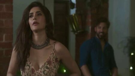 Karishma Tanna in einer vertraulichen Szene in Lahore