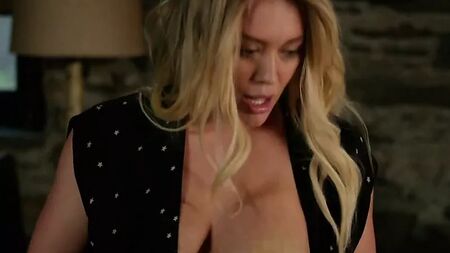 Hilary Duff – Younger (zensierter Brustblitzer)