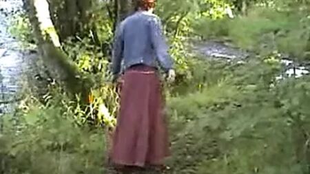 Reife, exhibitionistische Ehefrau befriedigt sich am Flussufer