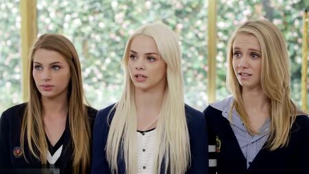 Elsa Jean, Rachel James und Sydney Cole mit drei schwarzen Männern