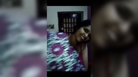 Tamilische Tante zieht sich nach dem Sex mit ihrem Freund um