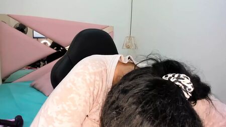 Die Latina Amanda entblößt ihre riesigen Brüste und Brustwarzenhöfe