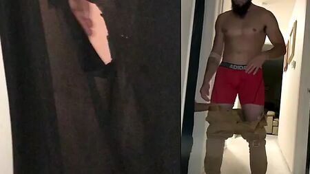 Ein heterosexueller Mann bekommt einen Blowjob von einem Crossdresser