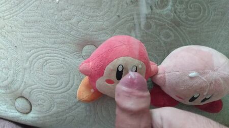 Sperma auf dem Kirby- und Waddle-Dee-Plüschtier