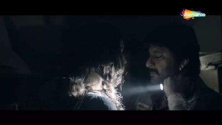 Dedh Ishqiya. Kussszene mit Huma Qureshi und Arshad Warsi